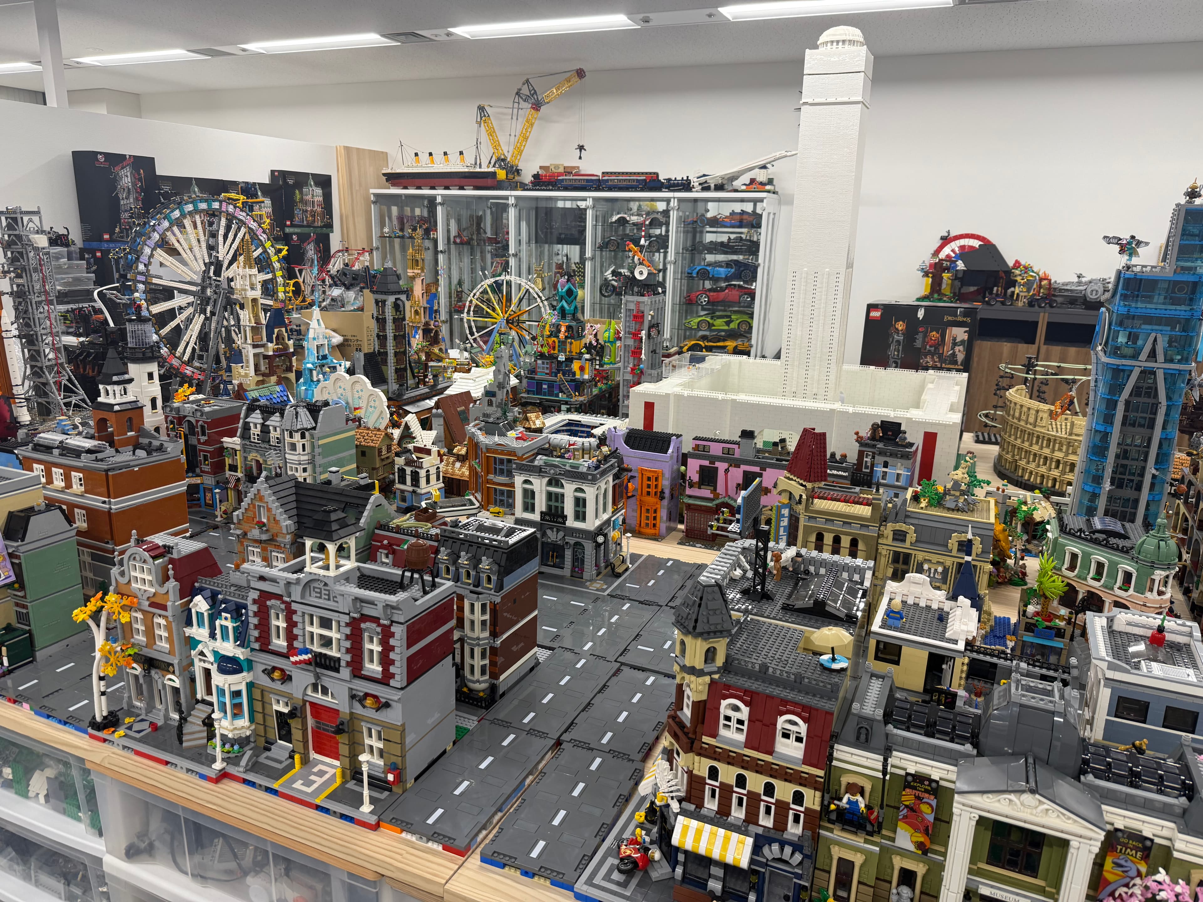 高層ビルや鉄道、観覧車までLEGOでつくった街のジオラマ