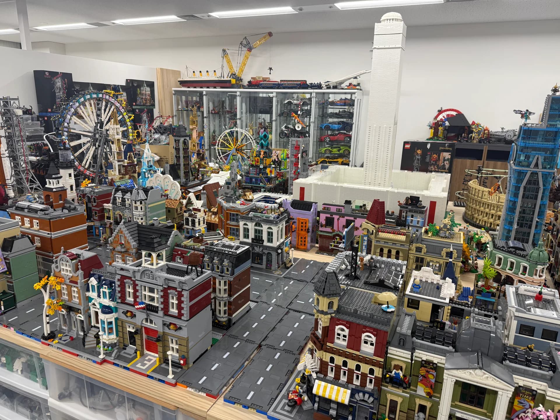 高層ビルや鉄道、観覧車までLEGOでつくった街のジオラマ