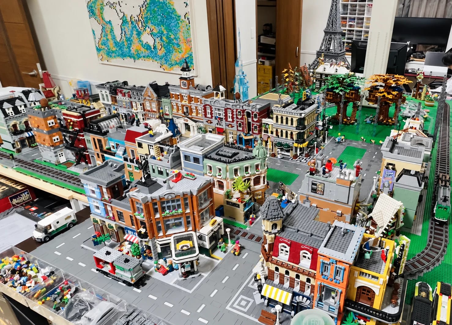 建物や道路、線路、ツリーハウスが並ぶ、継続制作中のLEGO Cityの全景