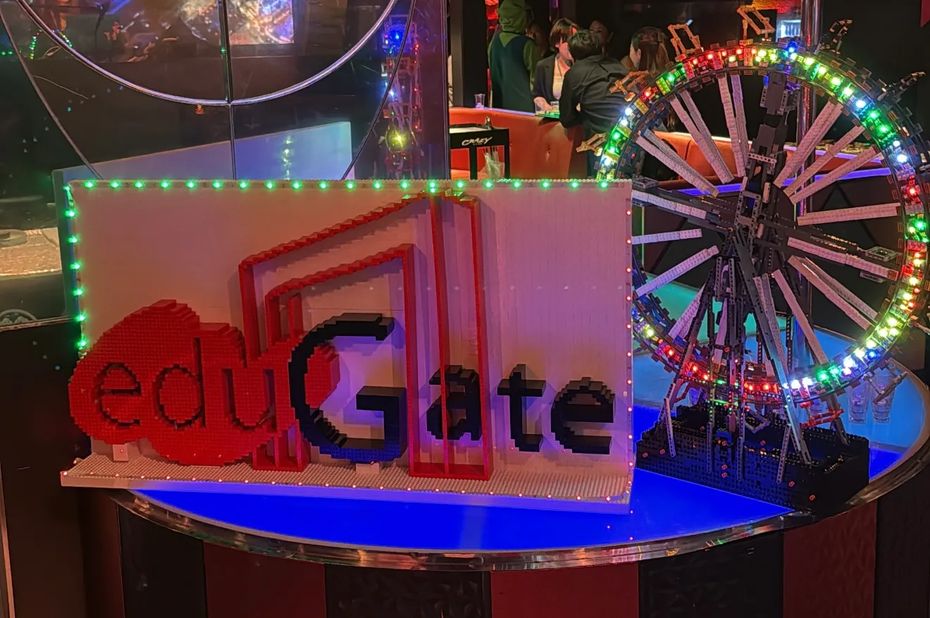 eduGateのロゴと観覧車の設置風景