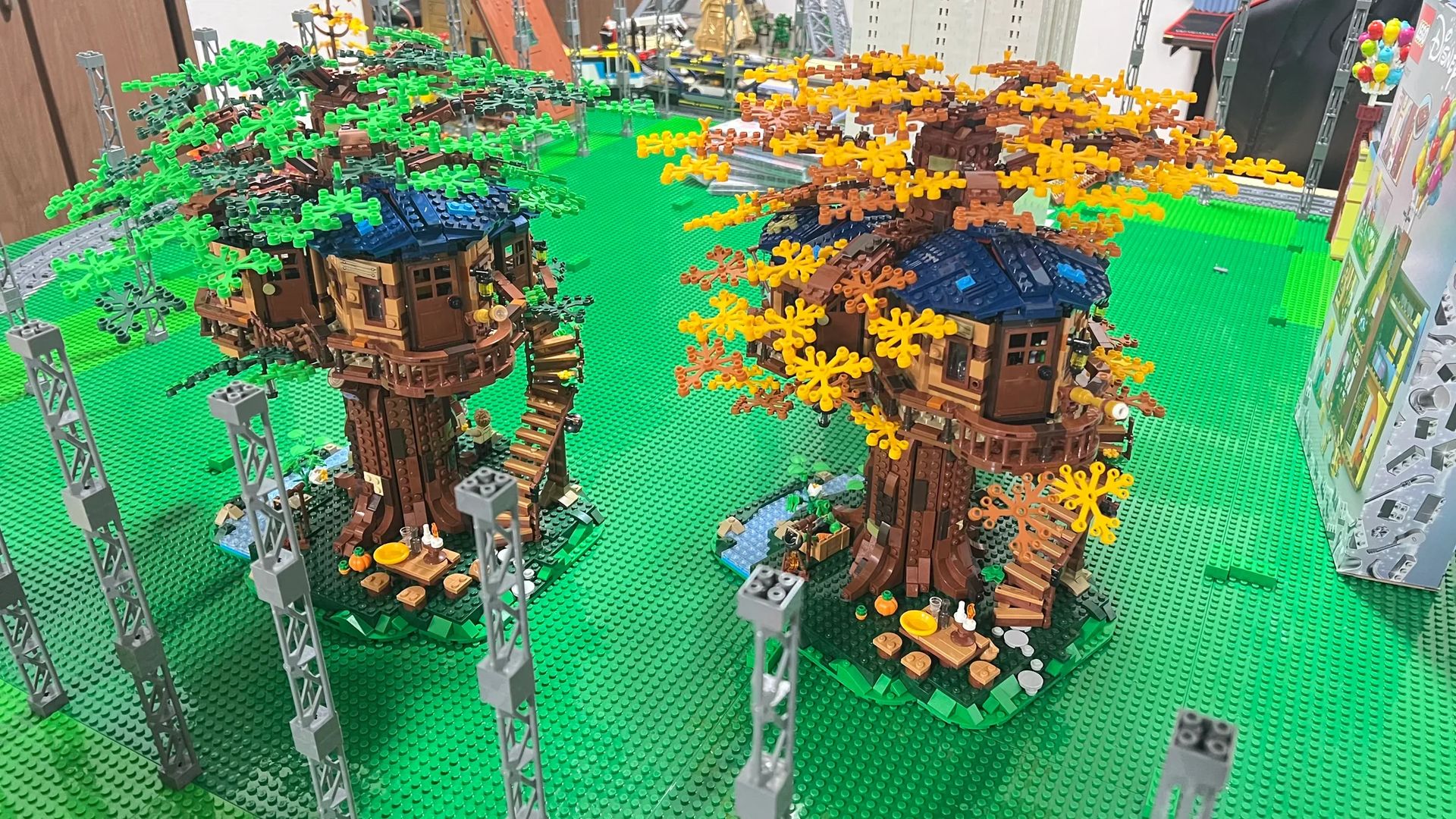 緑の葉と黄色い葉をつけた、2つのLEGOのツリーハウス
