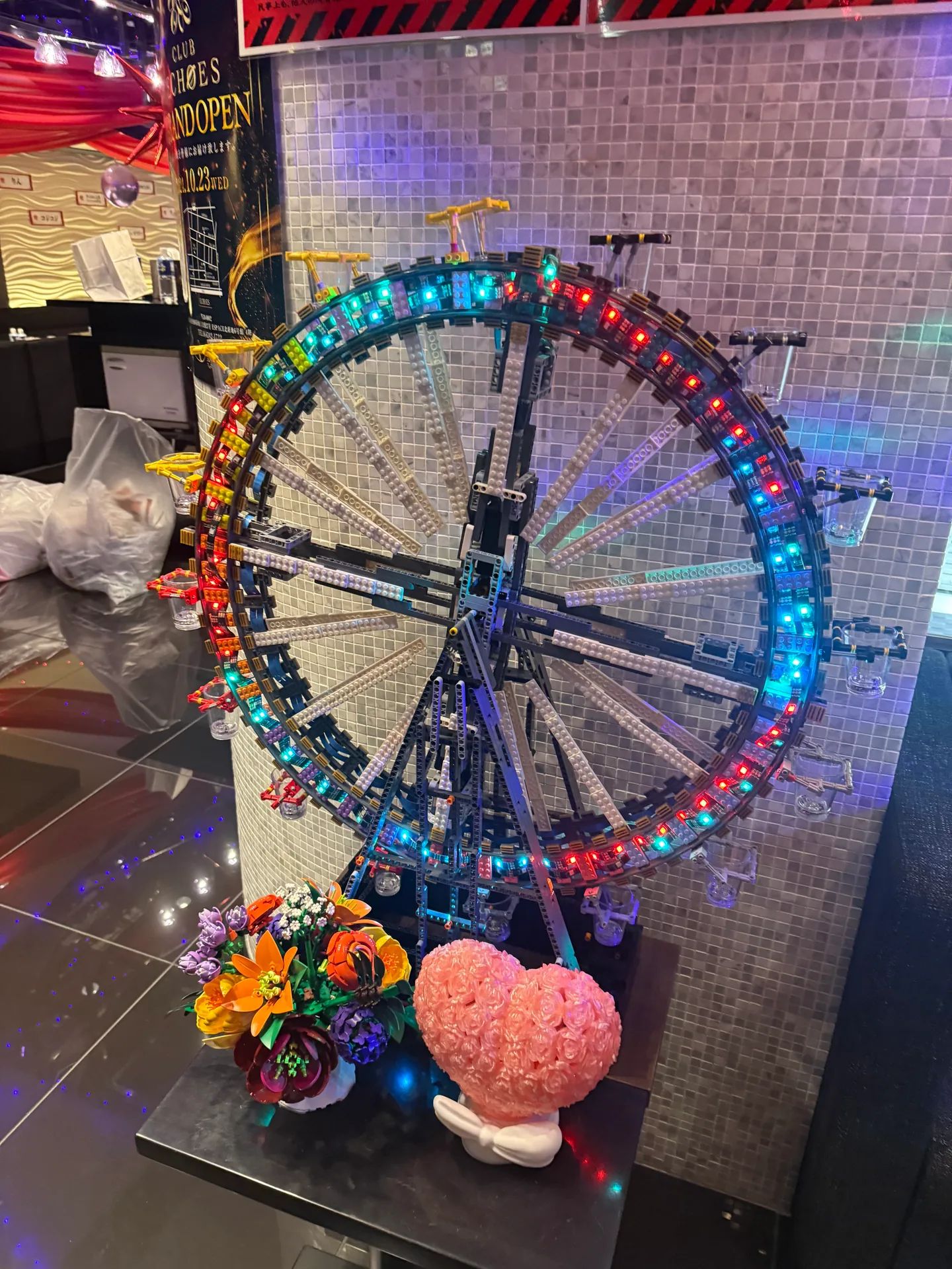 ライトが点灯するLEGOの観覧車の設置風景