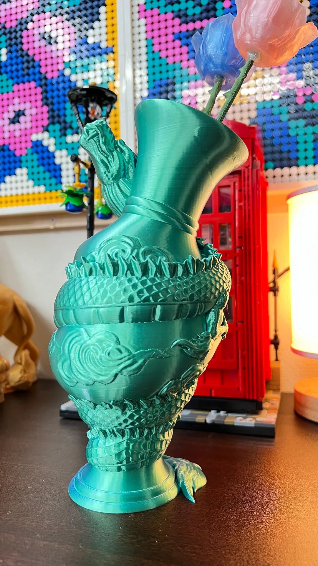 緑色の装飾付き花器