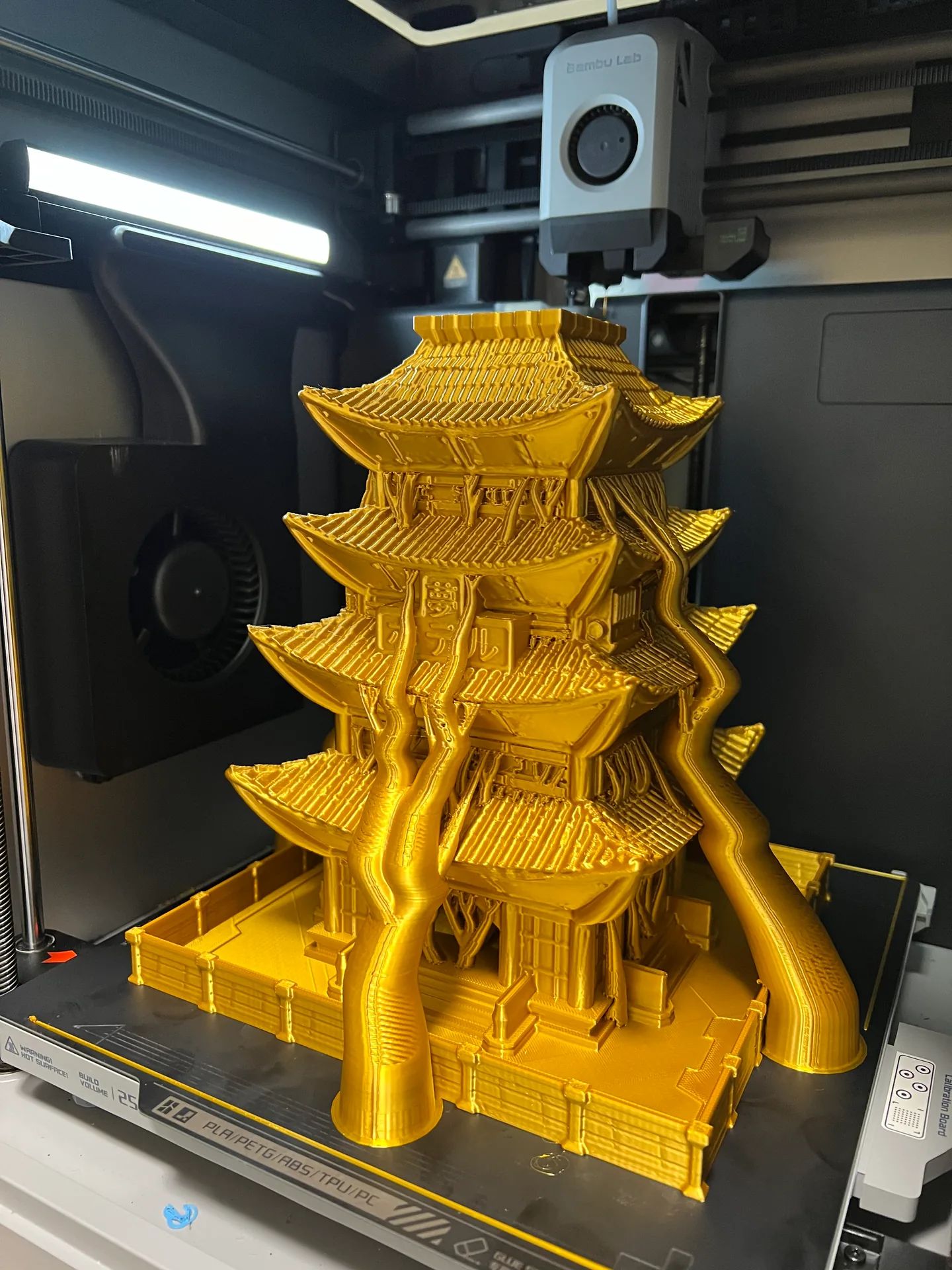 3Dプリンター内の金色の塔