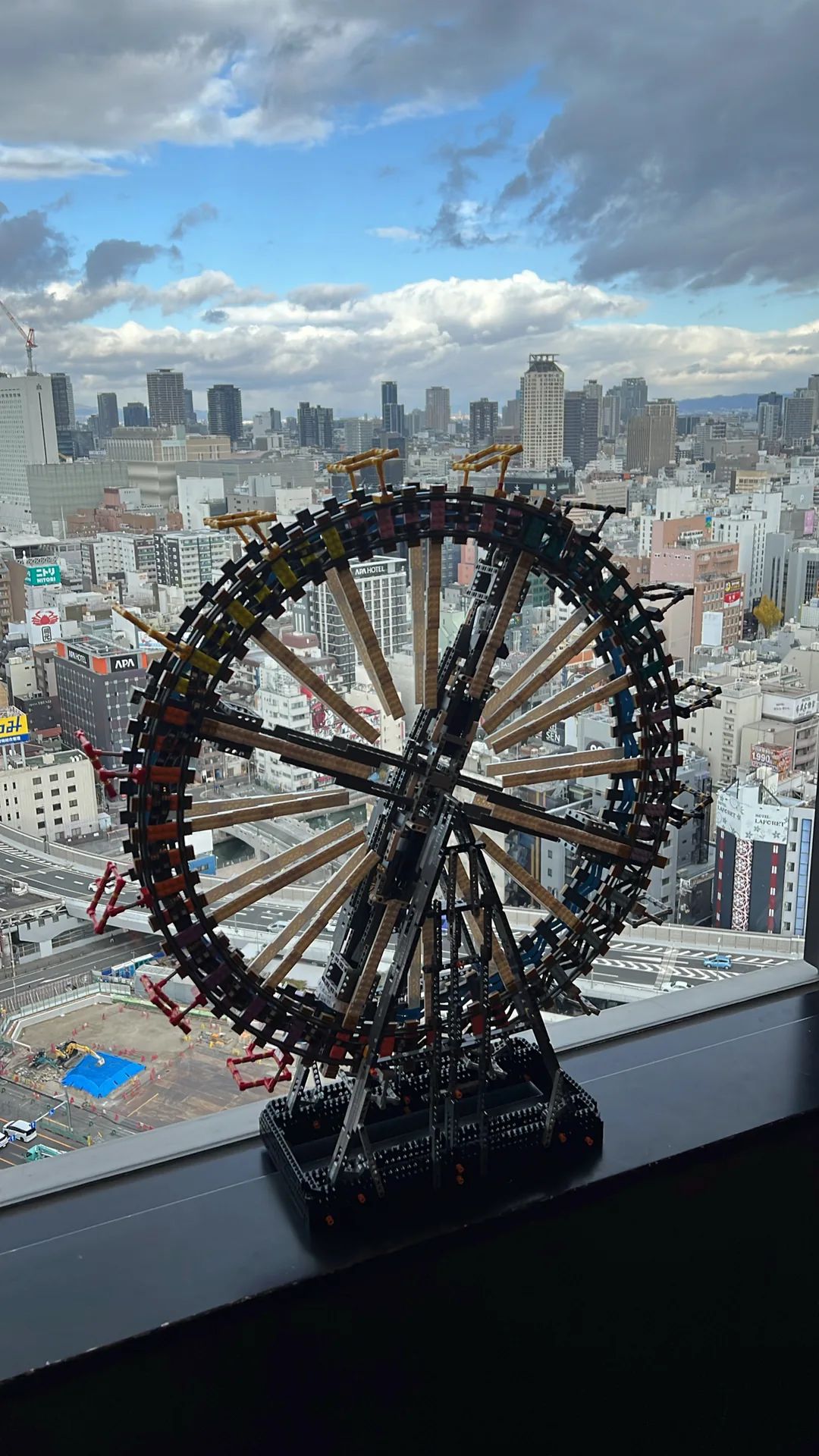 窓辺に設置したLEGOの観覧車
