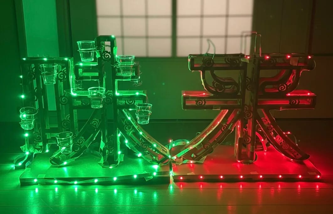 緑と赤に光る文字の作品
