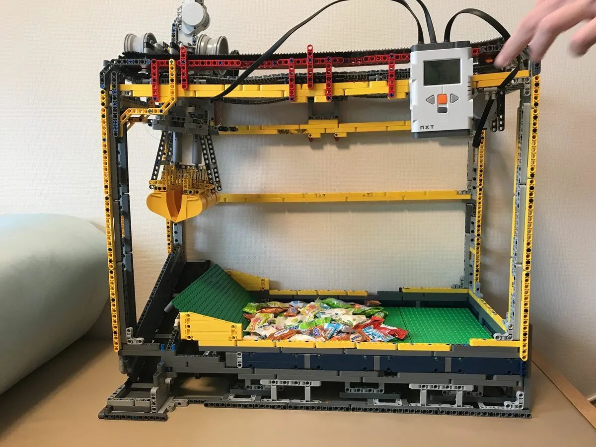 LEGOの装置の制作風景