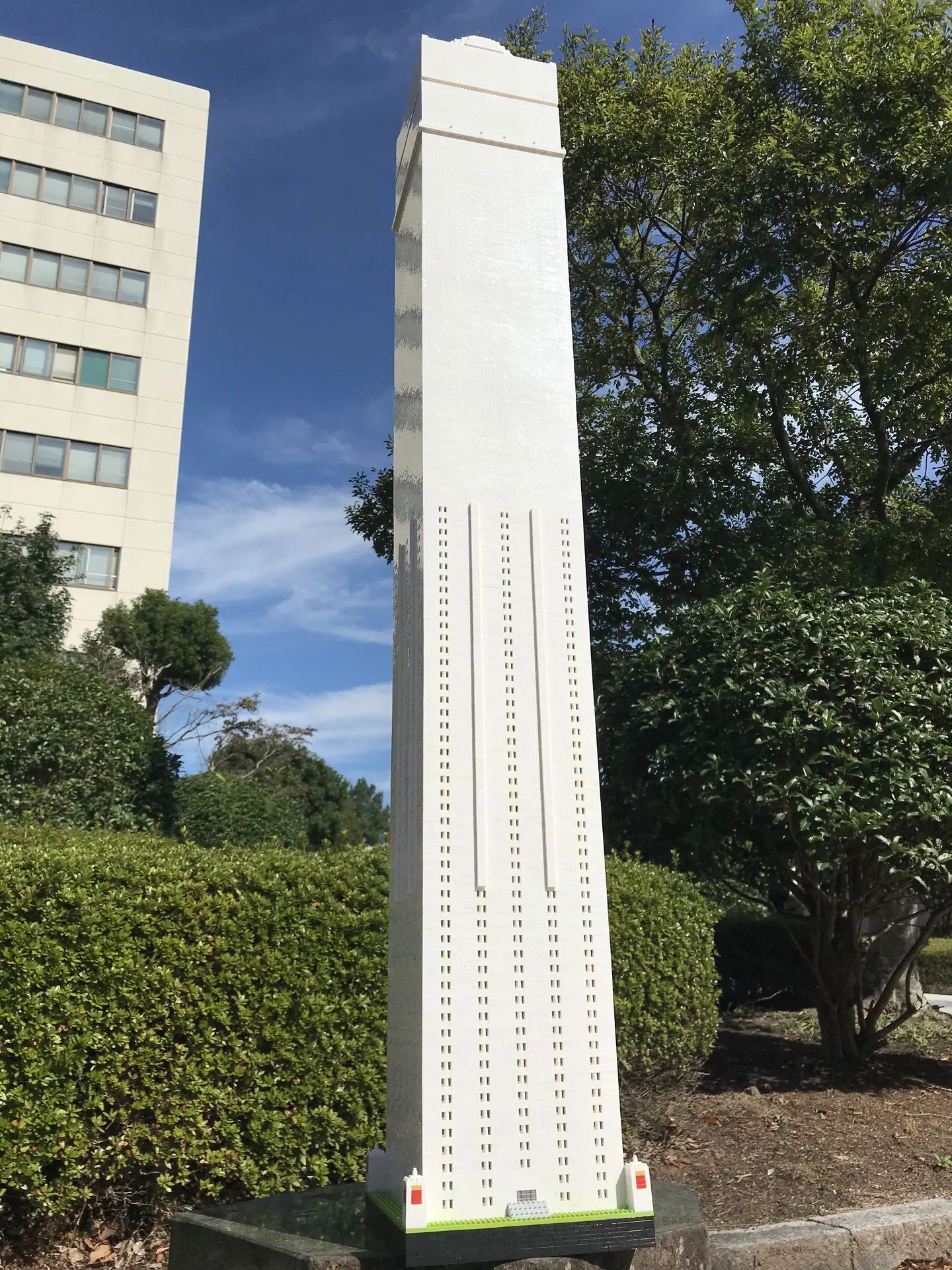 屋外に展示したブロックのタワー
