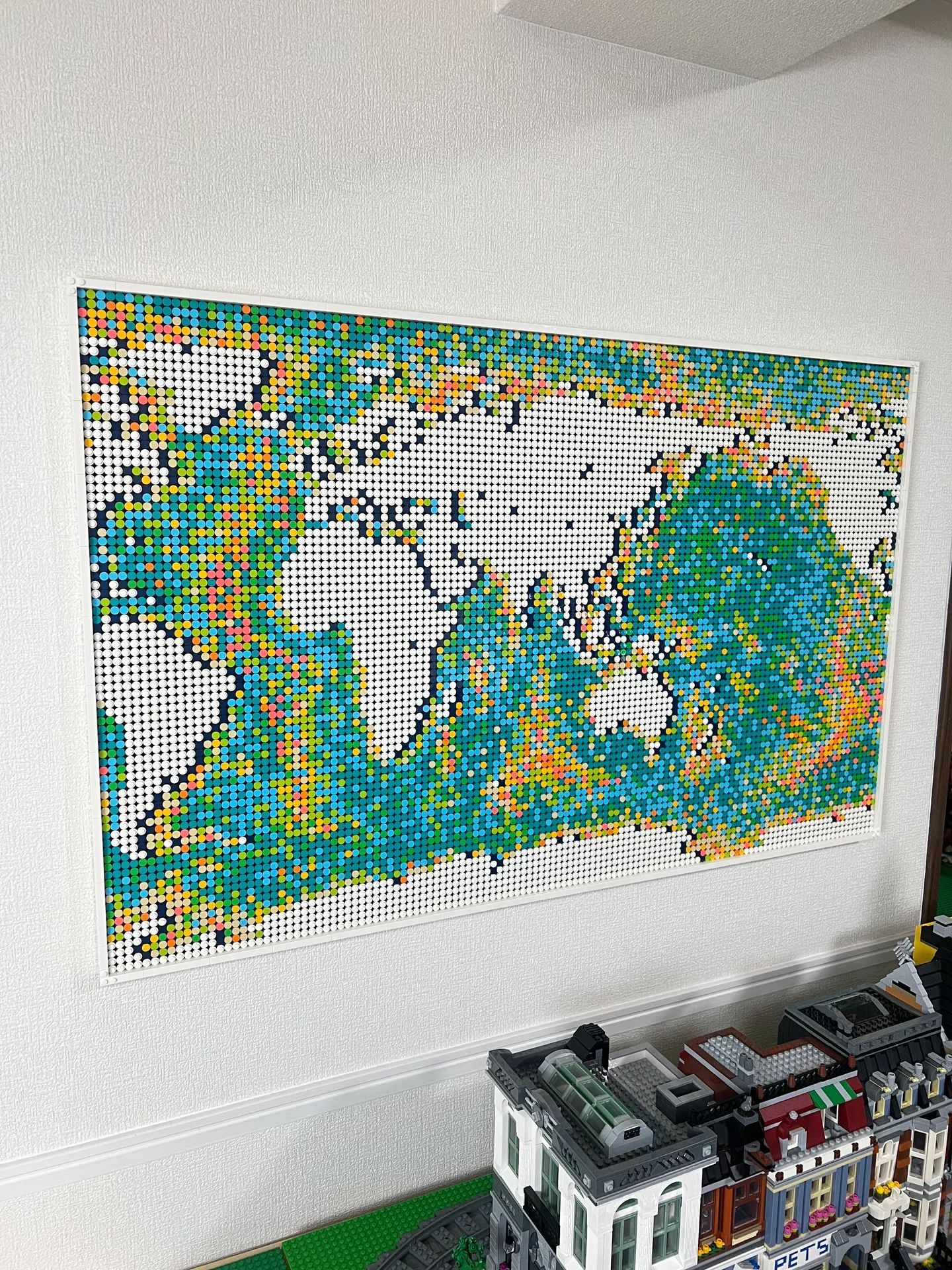 壁面に飾ったブロックの地図