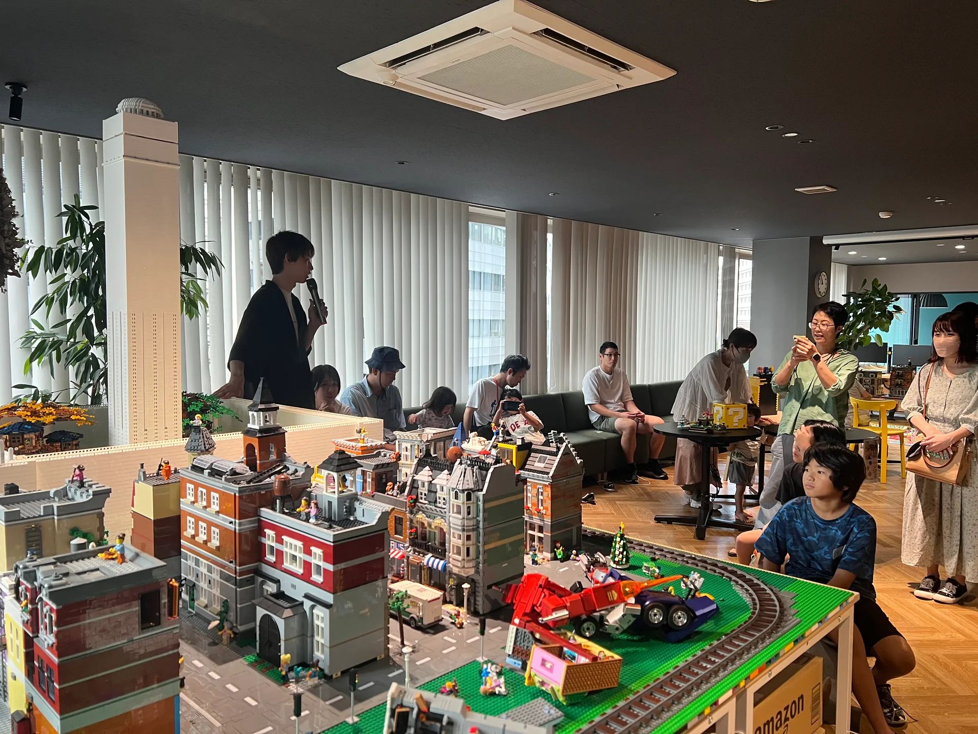 ブロックを囲む体験風景