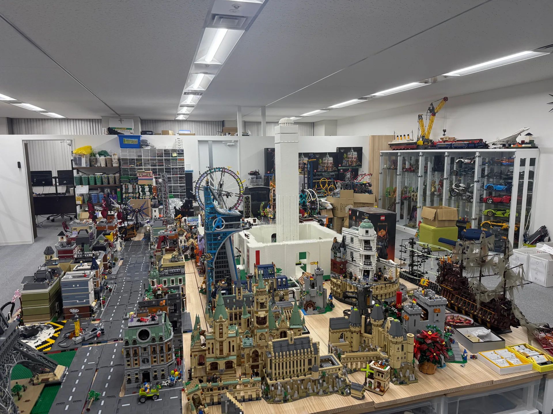 LEGOの街と線路の全景