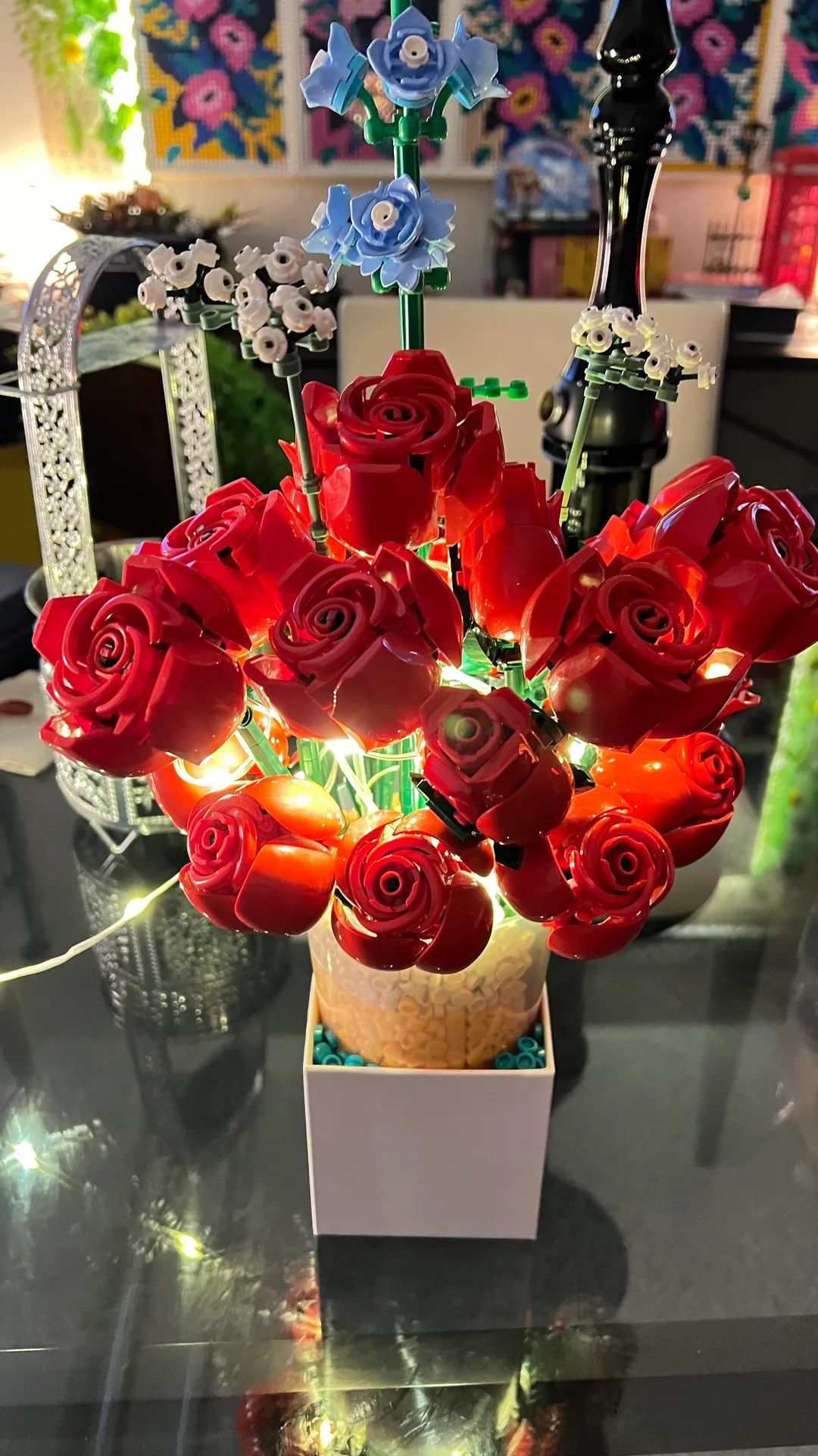 照明で照らしたブロックの花