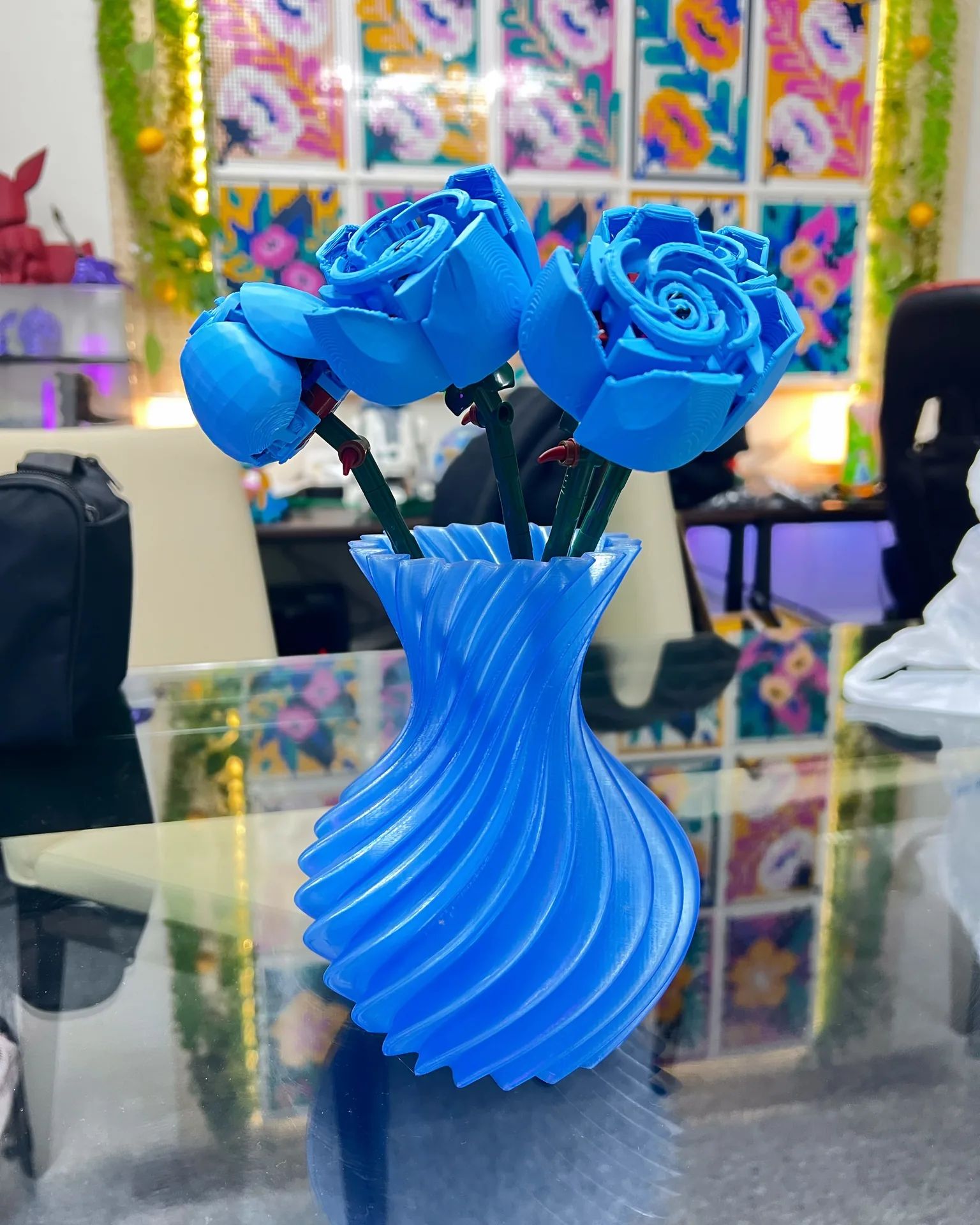 青い花器とブロックのバラ