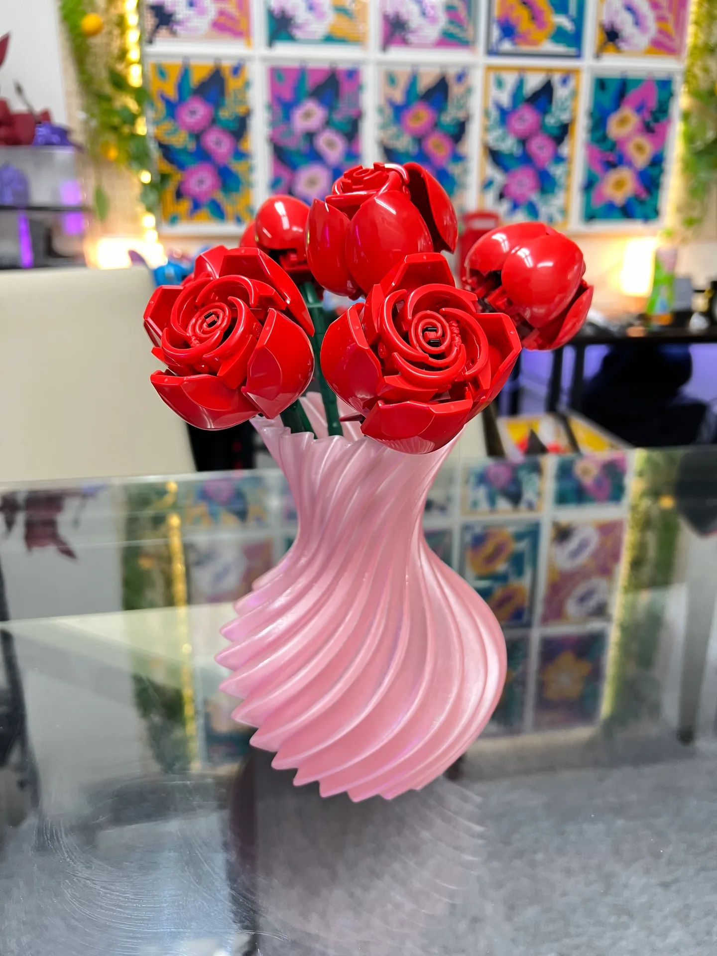 ピンクの花器と赤いブロックのバラ