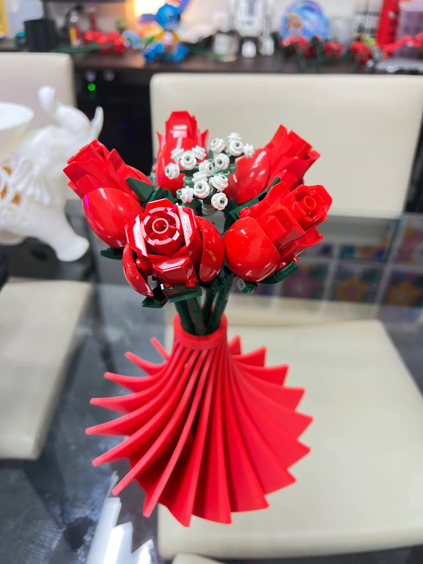 赤い花器とブロックのバラ