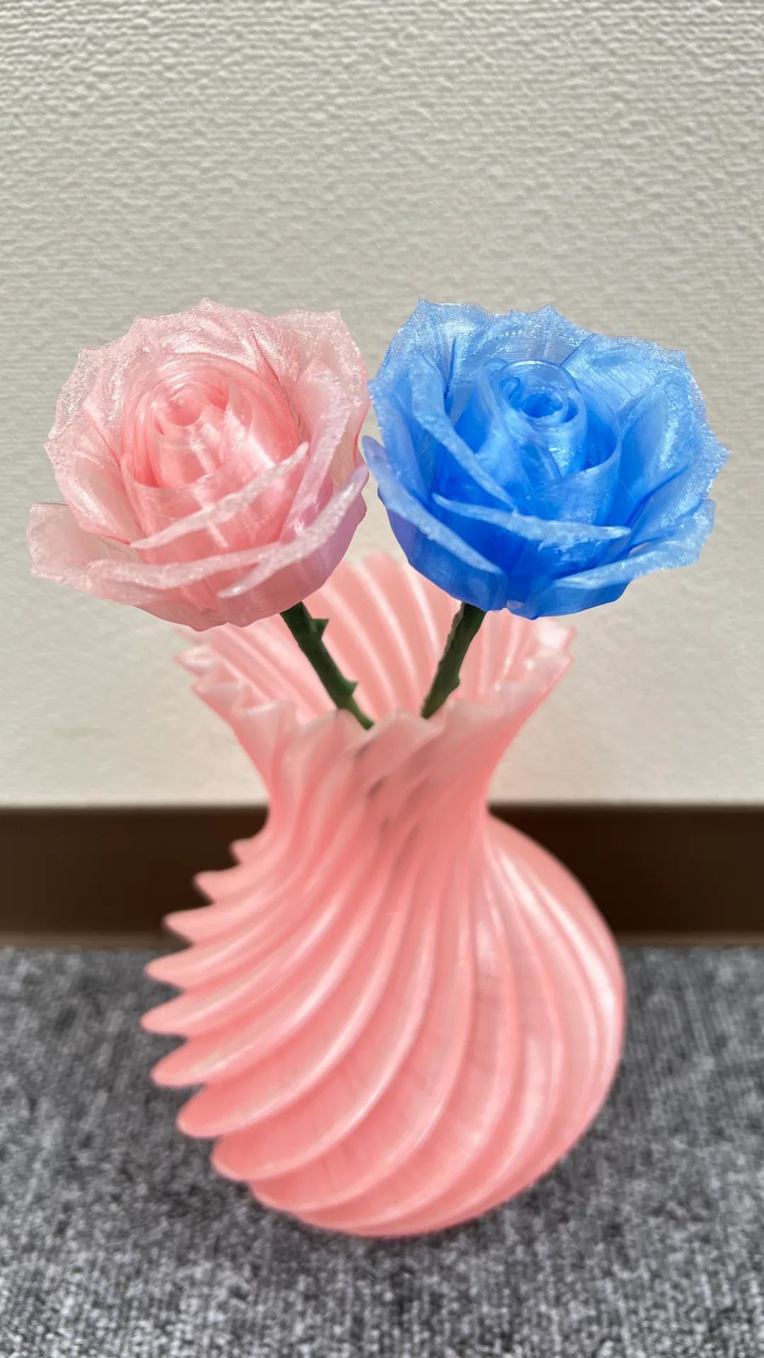 ピンクの花器とバラ