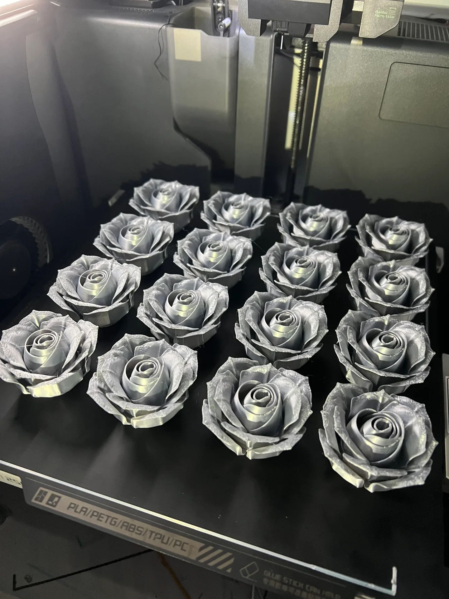 3Dプリンター内の銀色のバラ