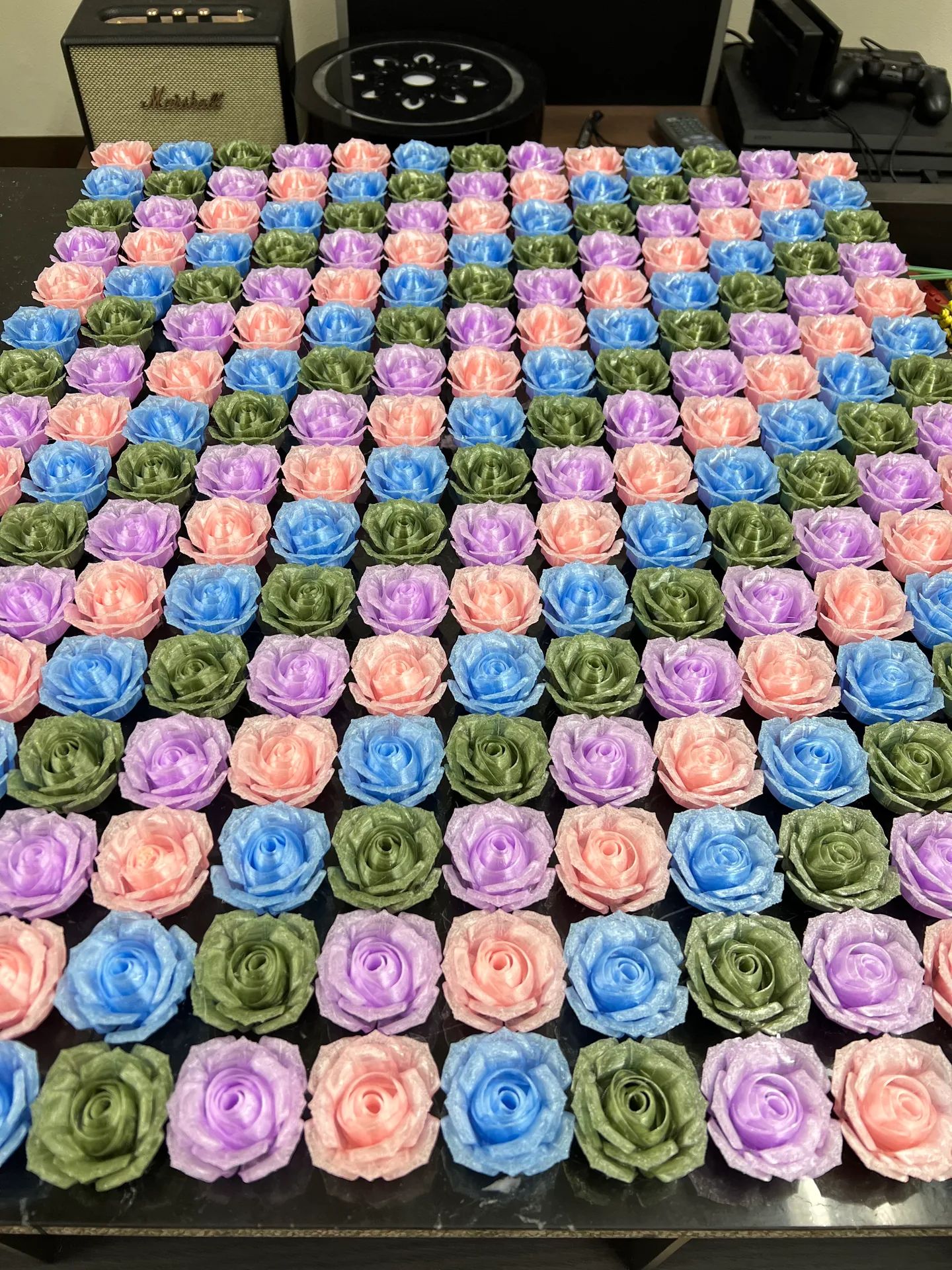 色とりどりのバラを並べた制作風景