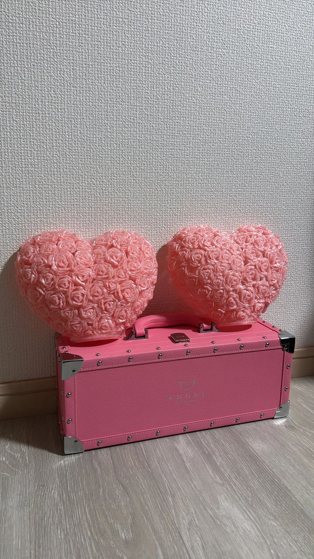 花を重ねたピンクのハート