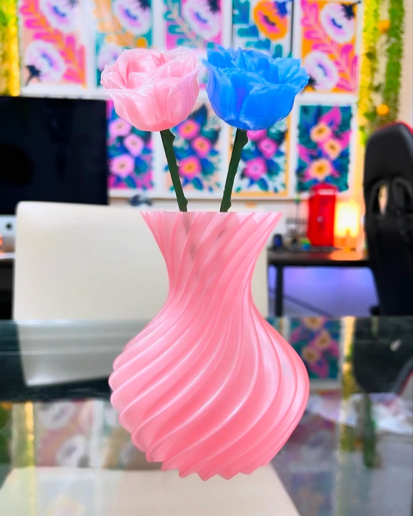 3Dプリントの花器とバラ