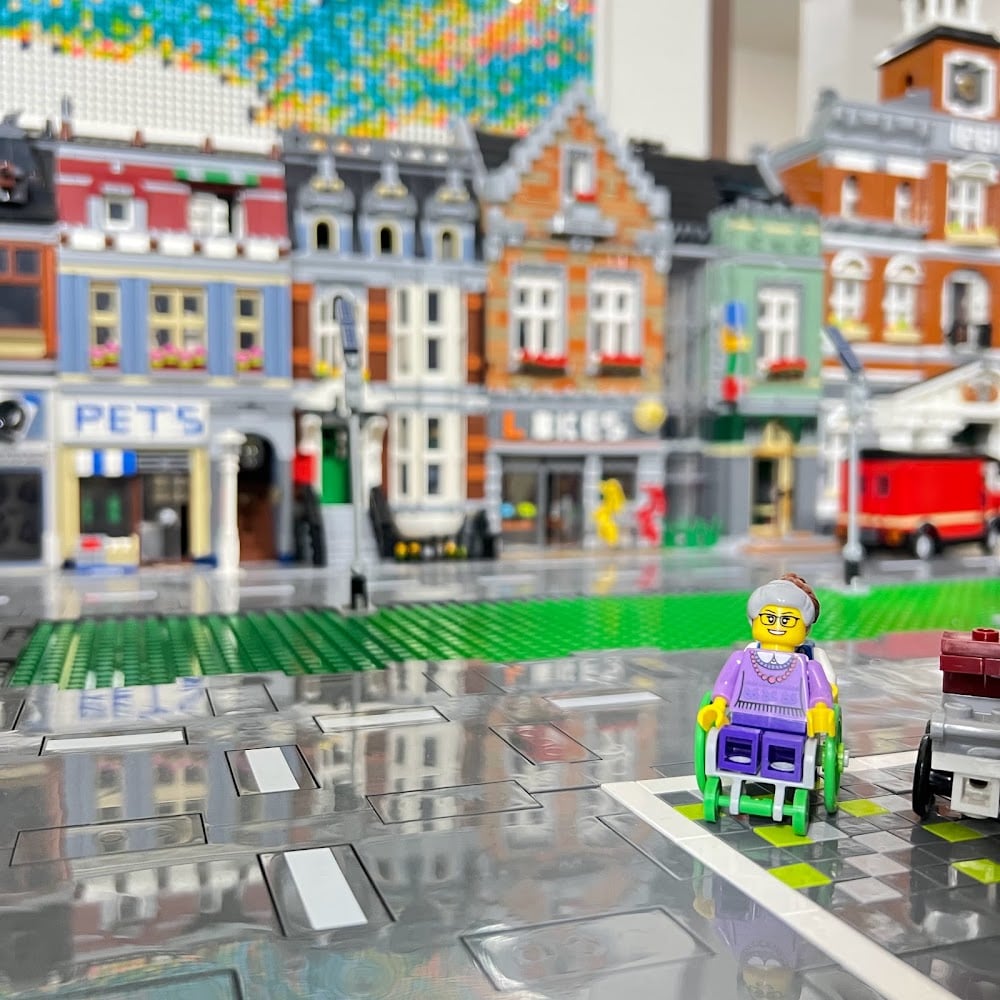 LEGOで制作した街角。色とりどりの建物と車椅子のミニフィギュア