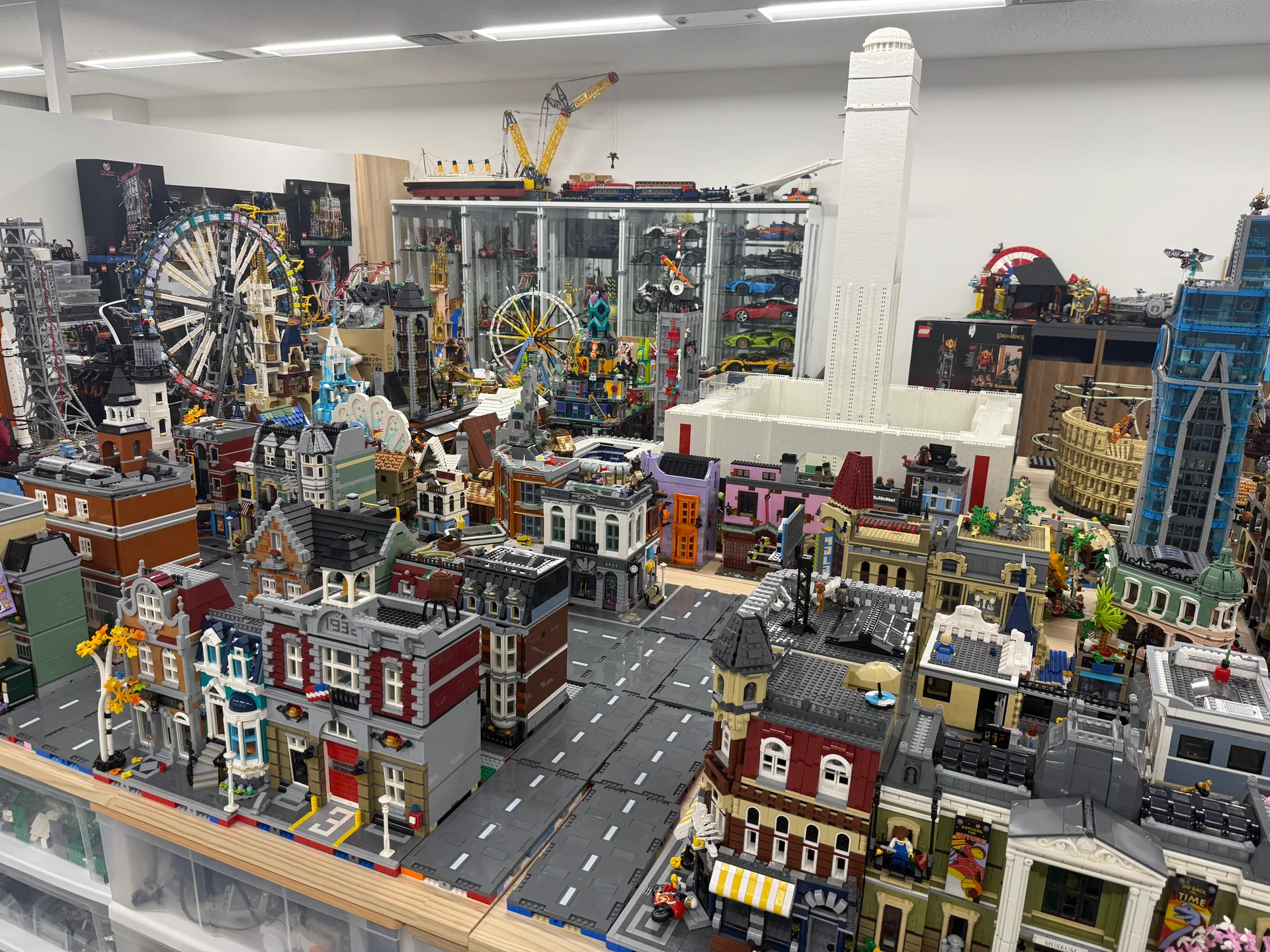 工房で継続制作しているLEGOの街と線路の全景