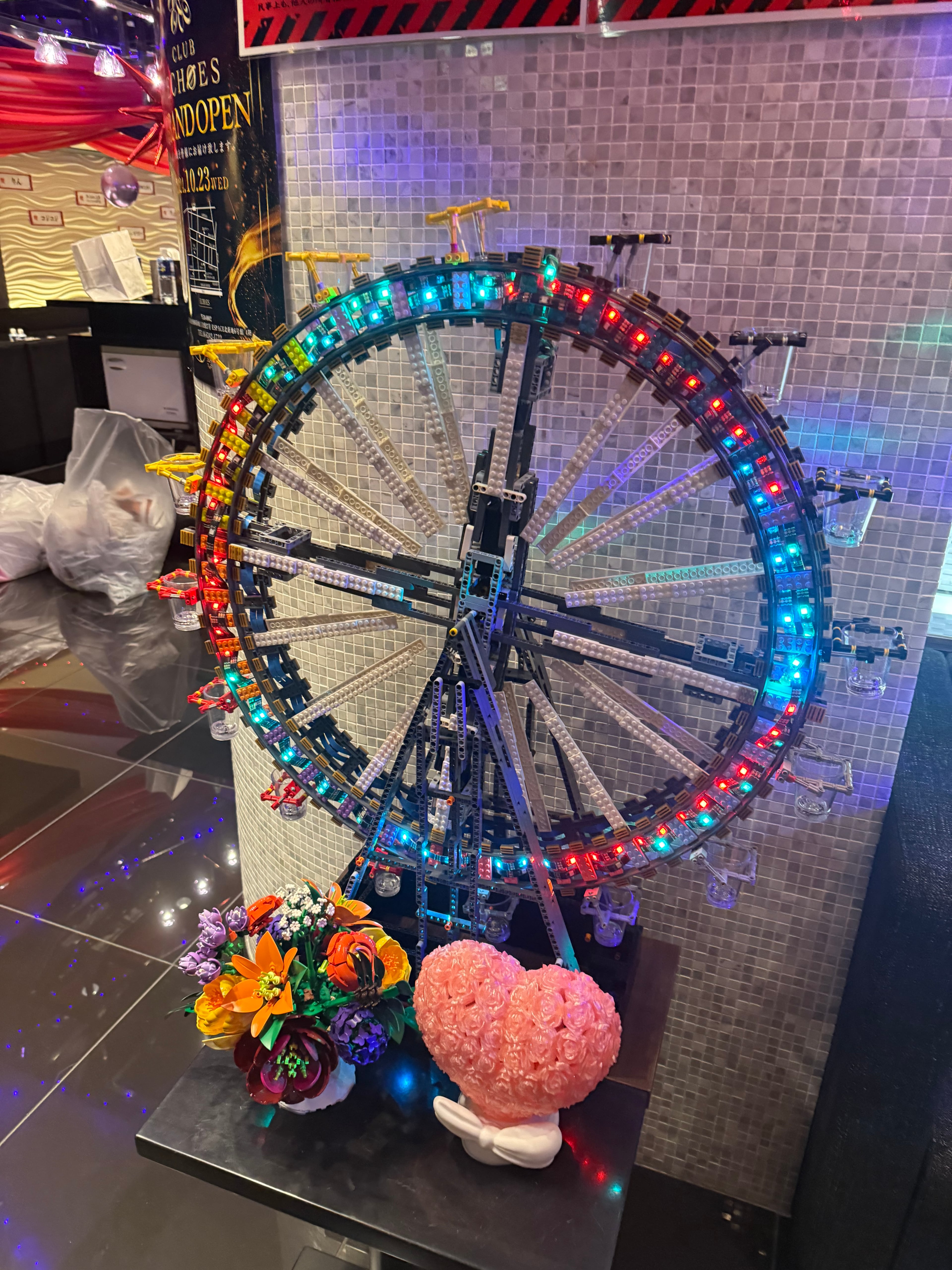 ライトが点灯するLEGOの観覧車の設置風景