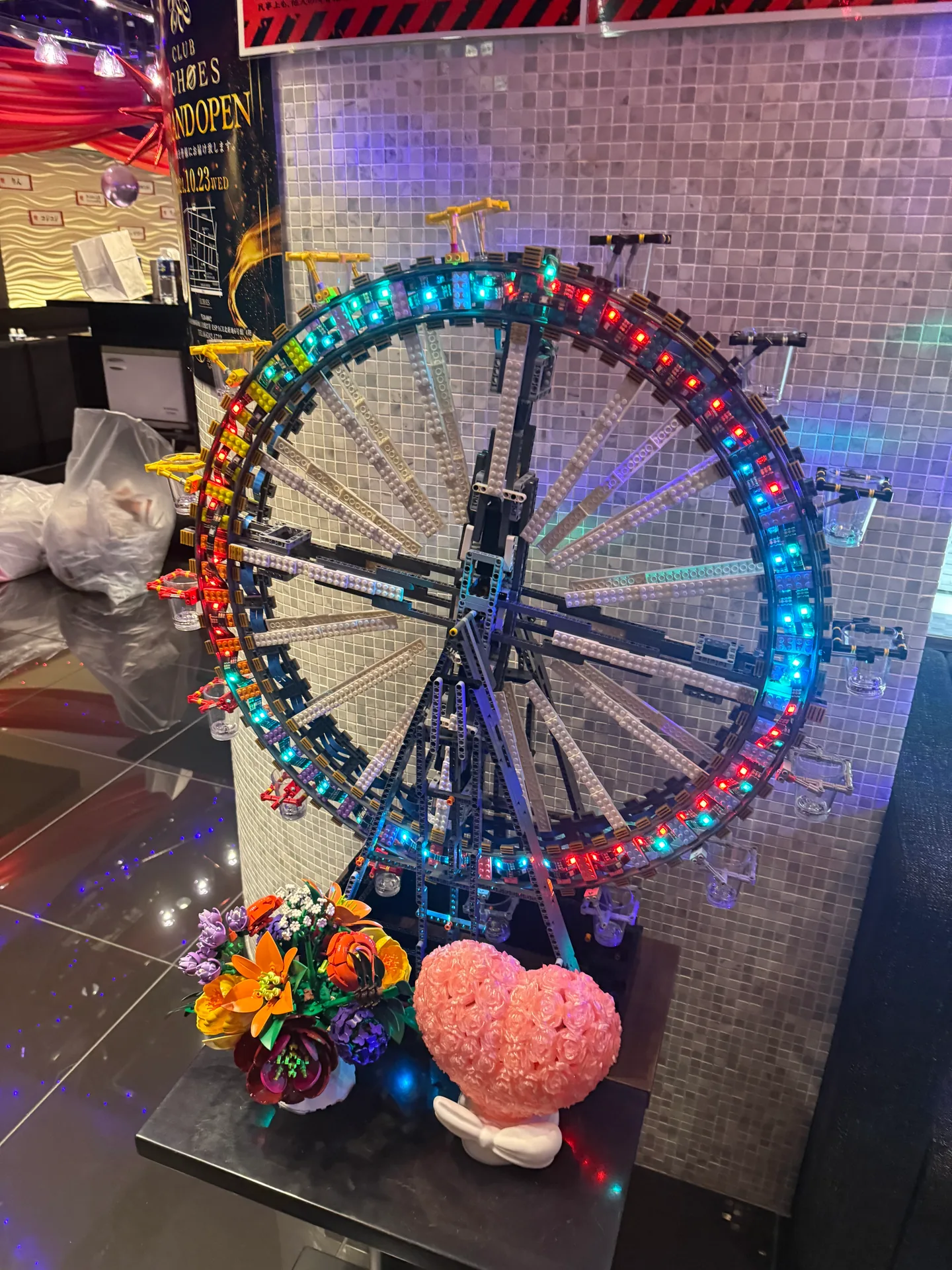 ライトが点灯するLEGOテキーラ観覧車の設置風景