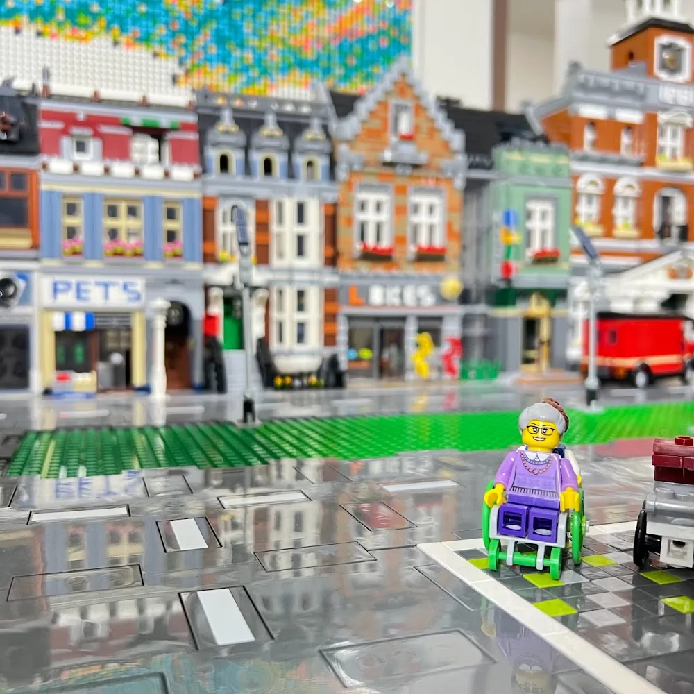 LEGOで制作した街角。色とりどりの建物と車椅子のミニフィギュア